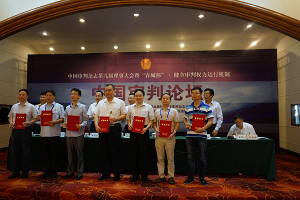 获奖者上台领奖(2).jpg 获奖者上台领奖(2).jpg