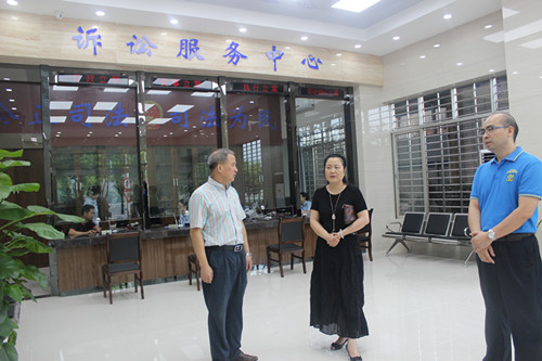 赖平哲院长向张玲院长介绍新建的诉讼服务中心设施.jpg