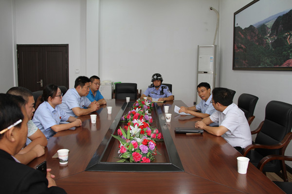 会议协商.jpg 会议协商.jpg