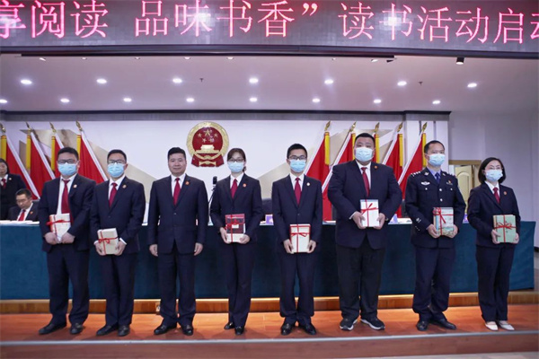 骆伟院长向各支部赠书.jpg