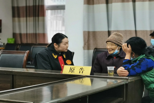 法官与当事人亲切交谈_副本.jpg