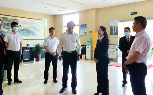 枝江市委书记余峰到枝江法院开展专题办公1.jpg