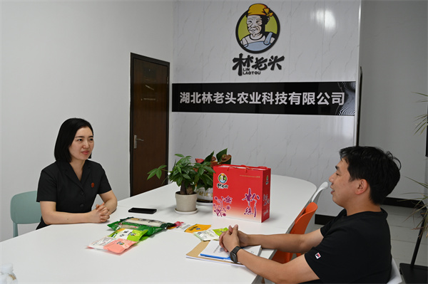 长阳法院法官走访林老头（摄影者：聂莹.jpg